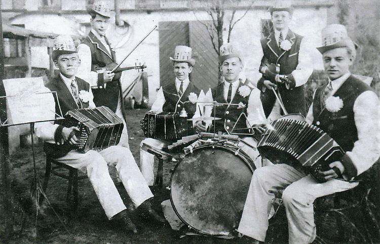 Tangokönig Jan Kirstein (links im Bild) um 1938 mit seinem Bandonium-Orchester in Vegesack