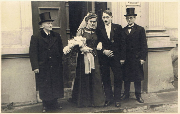Vor dem Standesamt in Lübeck am 5.2.1943 (von links Tischlermeister Rudolf Meseberg, Tochter Anita mit Bräutigam und Max Boye)